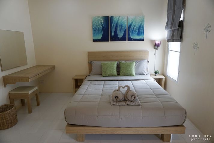TV, minibar, air-con, complement drinking water everyday