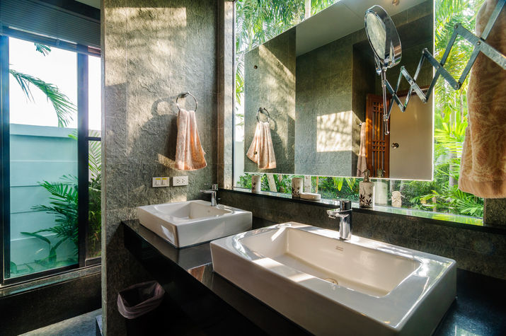 Master bedroom (shower+tub)