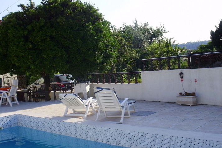 PoolOfHouse