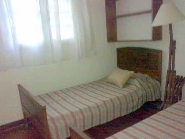 dormitorio pequeño con 2 camas individuales