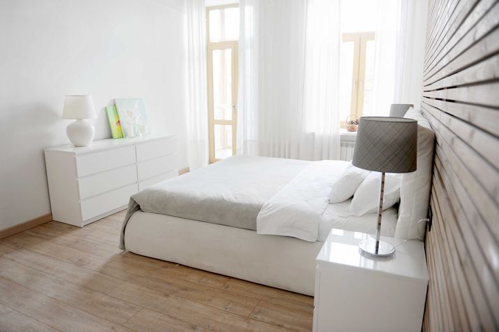 King-size bed and a balcony in the bedroom
