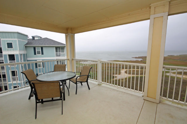 Gorgeous waterfront views of the bay from balcony
Gorgeous waterfront views of the bay from balcony