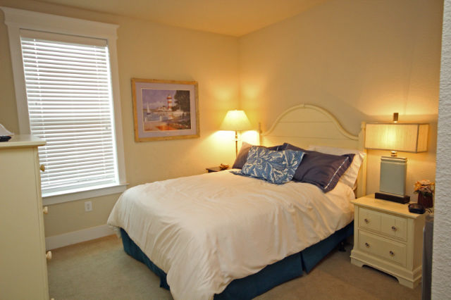 Guest bedroom with Queen bed
Guest bedroom with Queen bed