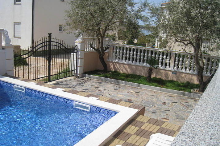 PoolOfHouse