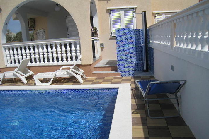 PoolOfHouse