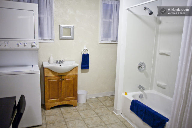 Bath w/ Washer & Dryer