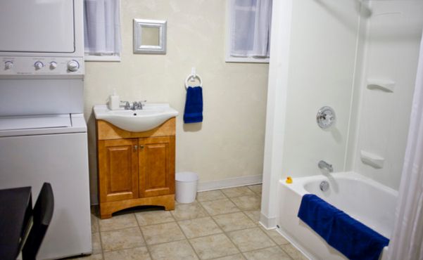Bath w/ Washer & Dryer