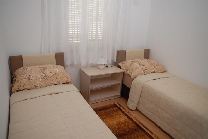 01_Bedroom with single beds