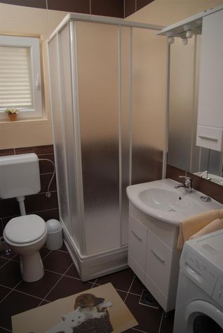 06_Bathroom with shower
