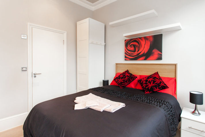Double Bed with view of the door to ensuite