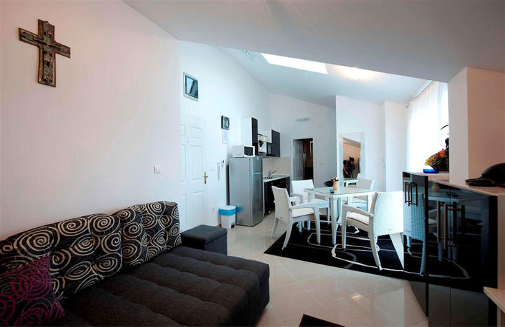05_Lving room with kitchen and sofa bed