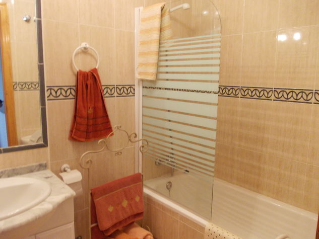 bathrrom with shower