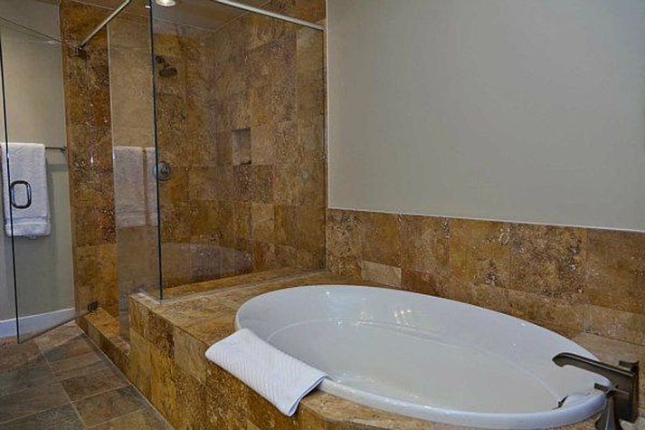 Huge soaker tub for two...or more