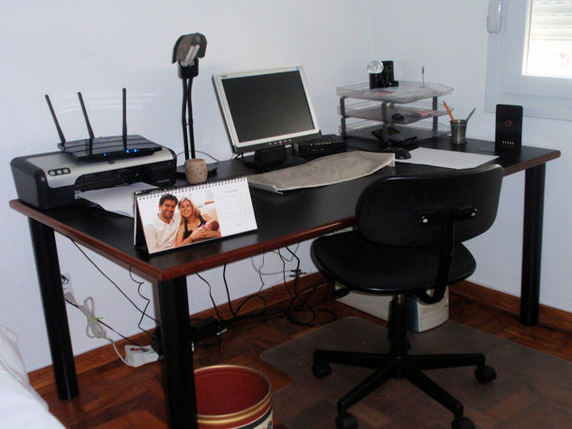 Mesa com PC e wi-fi grátis. (Computer table and free wi-fi in the apartment).