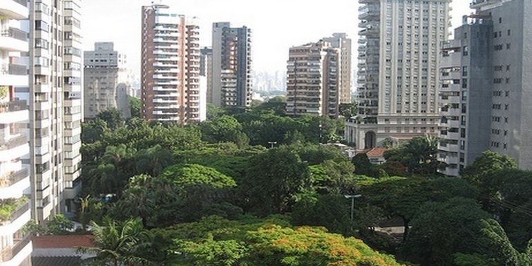 Vista da Praça Pereira Coutinho. (View of the park nearby).
