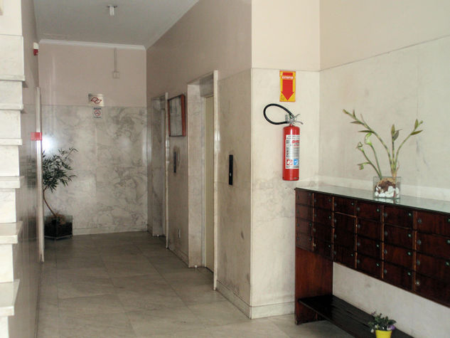 Entrada do prédio com elevadores social e de serviço
