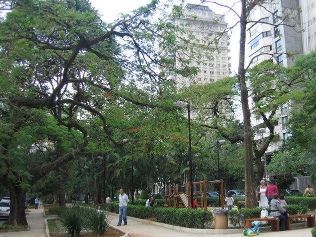 Praça Pereira Coutinho com restaurantes, bares, cafés e banca de jornal. Cinco minutos, duas quadras.