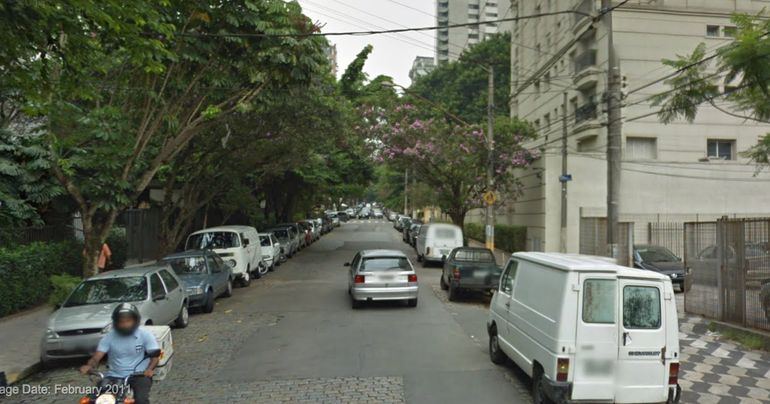 Rua lateral do prédio, que tem entrada lateral também. (Side street).
