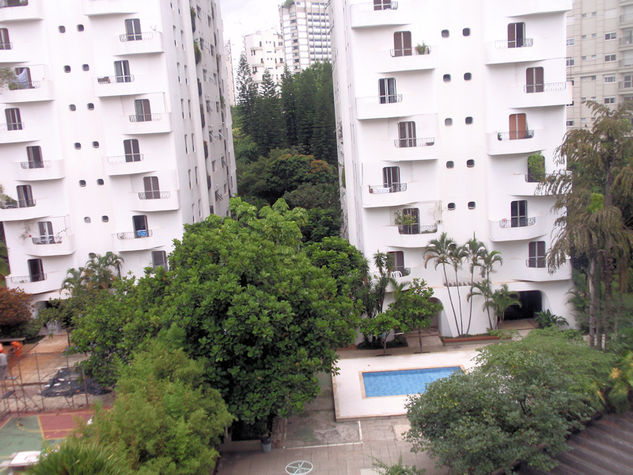 Vista de um dos quartos. (View out of second bedroom).