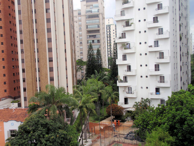 Vista da sala. (View out of living room)