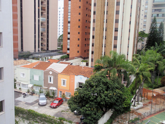 Vista de um dos quartos. (View out of one of the bedrooms).