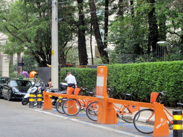 Aluguel de bicicletas a uma quadra. (Rent a cycle one block away.)