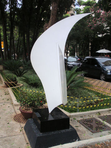 Escultura/Arte na Praça. (Sculptures and art in the park).