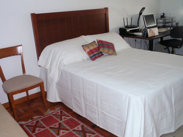 Quarto com cama de casal - sofá cama adicional para mais uma pessoa. (Double bed plus one sofa bed for additional person in one of the rooms).