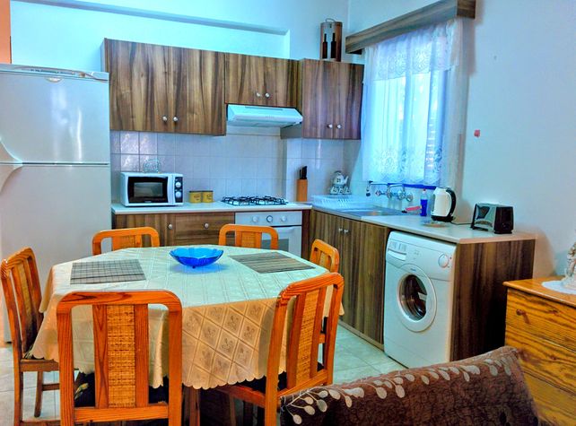 Fully equipped kitchen with washing machine and dining table/chairs