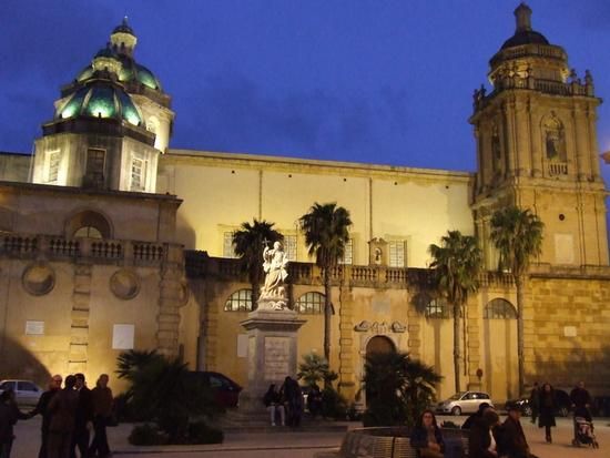 Square of the Republic - 2 minutes walking from the property