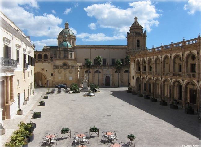 Square of the Republic - 2 minutes walking from the property