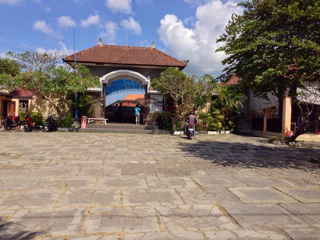 Public pool parking area