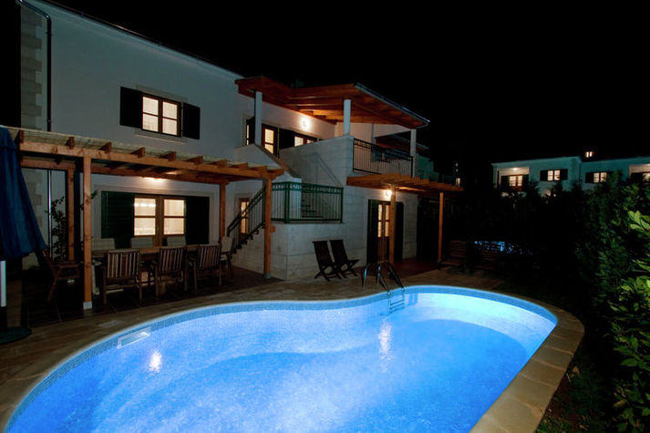 PoolOfHouse