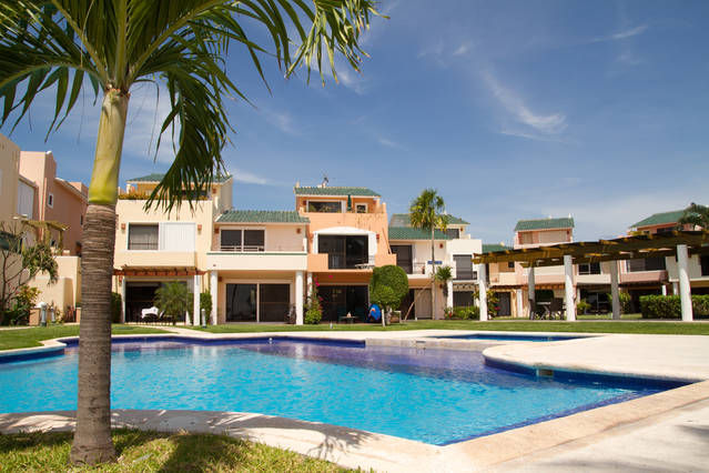 Pool right in front of the house. 
