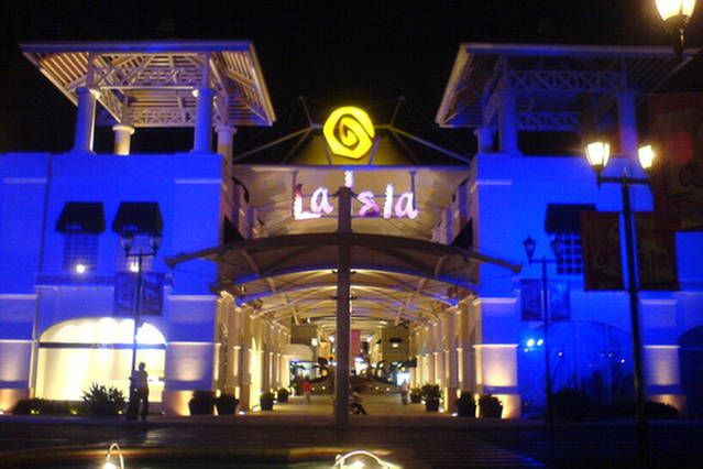 "La Isla" shopping mall, is right next door. (walking distance). 