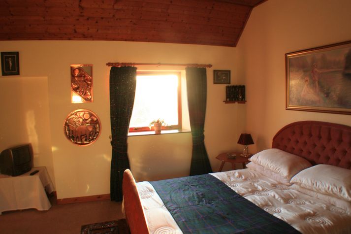 The Shepherds Cottage - Ruddyglow Park - Master bedroom
