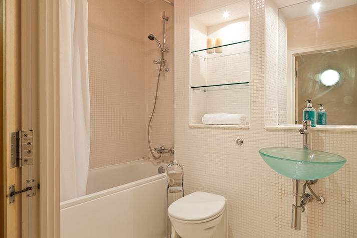 Bathroom 1 with bath/shower