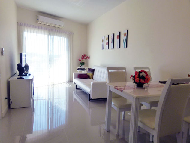 Livingroom with Dining Table