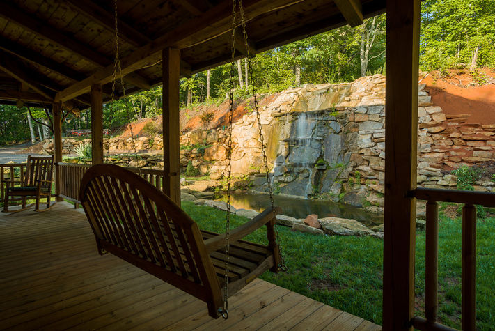 Swinging bench