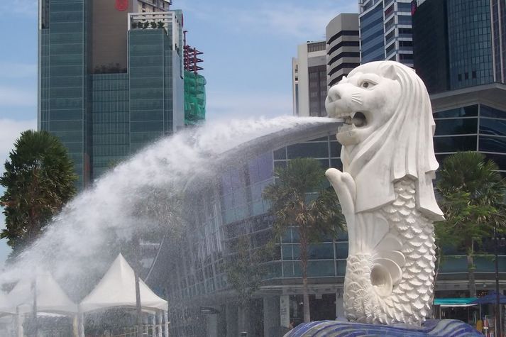 Merlion Park - reach there early to avoid the sun, operating at 6.30am till 12 midnight, free entry, it is less than 10 min taxi ride or direct bus 20 min from my place.
