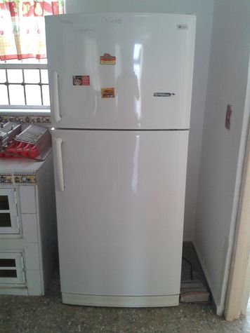 Refrigerador y congelador amplio.