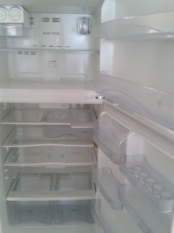 Interior refrigerador y congelador.