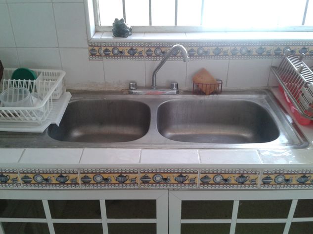 Amplio y comodo espacio para lavar trastes.