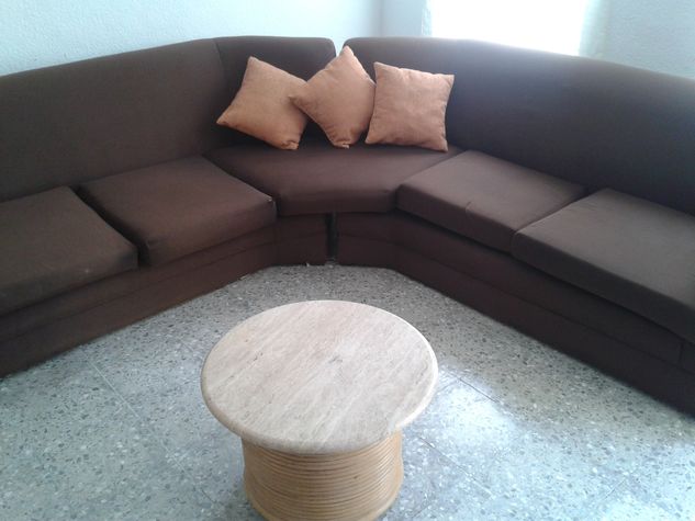 Sala amplia y mesa de centro.