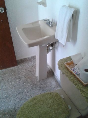 Lavabo con agua fria y caliente.