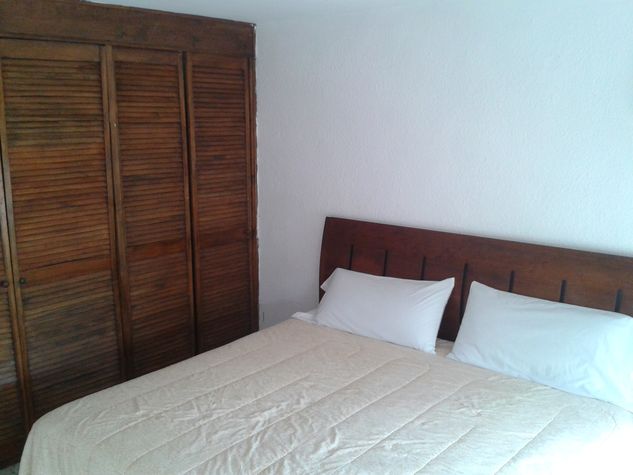 Closet de madera y cama, A/C cuarto 1.