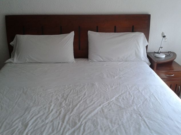 Cama queen size cuarto 1.