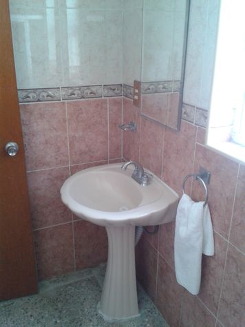 Lavabo y espejo.