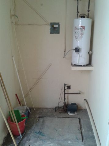 Calentador de agua a gas, escoba y demas utensilios de limpieza.