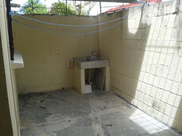 Patio trasero con area de lavado.